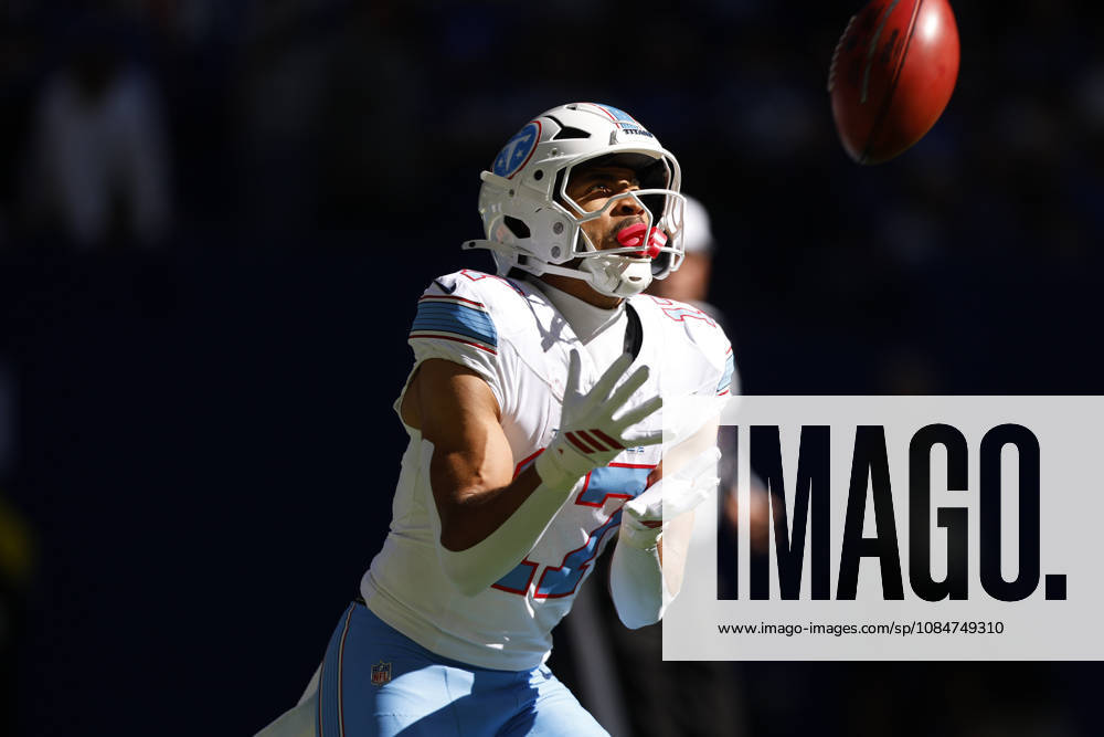 INDIANAPOLIS, IN - OCTOBER 18: Tennessee Titans wide receiver Chimere Dike (17) catches the opening kick off during and NFL, American Football Herren, USA game between the Tennessee Titans and the Indianapolis Colts on October 18, 2026 at Lucas Oil Stadium at Indianapolis, IN. (Photo by Jeffrey Brown Icon Sportswire) NFL: OCT 18 Titans at Colts Icon101826018