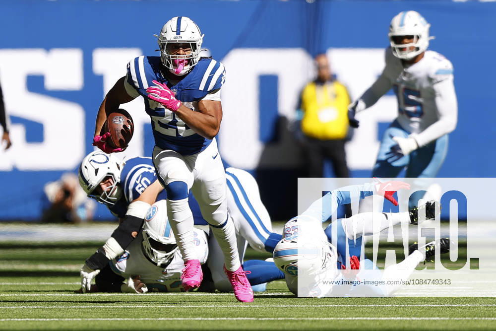 INDIANAPOLIS, IN - OCTOBER 18: Indianapolis Colts running back Jonathan Taylor (28) breaks away from the line of scrimmage in the first half of play during and NFL, American Football Herren, USA game between the Tennessee Titans and the Indianapolis Colts on October 18, 2026 at Lucas Oil Stadium at Indianapolis, IN. (Photo by Jeffrey Brown Icon Sportswire) NFL: OCT 18 Titans at Colts Icon101826026