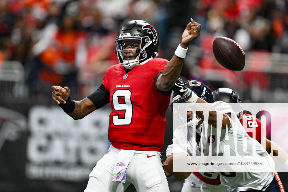 ATLANTA, GA - OCTOBER 18: Atlanta quarterback Michael Penix Jr. (9) fumbles the ball as he is hit by Chicago cornerback Kyler Gordon (6) during the NFL, American Football Herren, USA game between the Chicago Bears and the Atlanta Falcons on October 18th, 2026 at Mercedes-Benz Stadium in Atlanta, GA. (Photo by Rich von Biberstein Icon Sportswire) NFL: OCT 18 Bears at Falcons Icon261018030