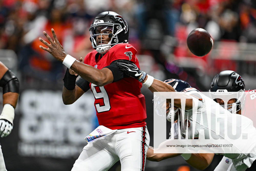 ATLANTA, GA - OCTOBER 18: Atlanta quarterback Michael Penix Jr. (9) fumbles the ball as he is hit by Chicago cornerback Kyler Gordon (6) during the NFL, American Football Herren, USA game between the Chicago Bears and the Atlanta Falcons on October 18th, 2026 at Mercedes-Benz Stadium in Atlanta, GA. (Photo by Rich von Biberstein Icon Sportswire) NFL: OCT 18 Bears at Falcons Icon261018031