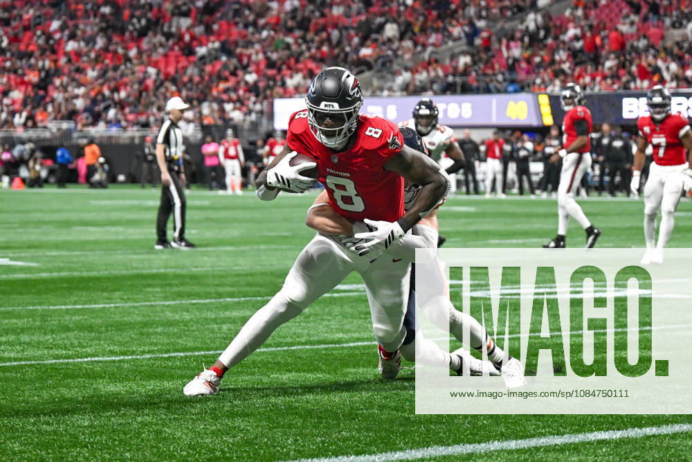 ATLANTA, GA - OCTOBER 18: Atlanta tight end Kyle Pitts (8) fights for addtional yardage during the NFL, American Football Herren, USA game between the Chicago Bears and the Atlanta Falcons on October 18th, 2026 at Mercedes-Benz Stadium in Atlanta, GA. (Photo by Rich von Biberstein Icon Sportswire) NFL: OCT 18 Bears at Falcons Icon261018041