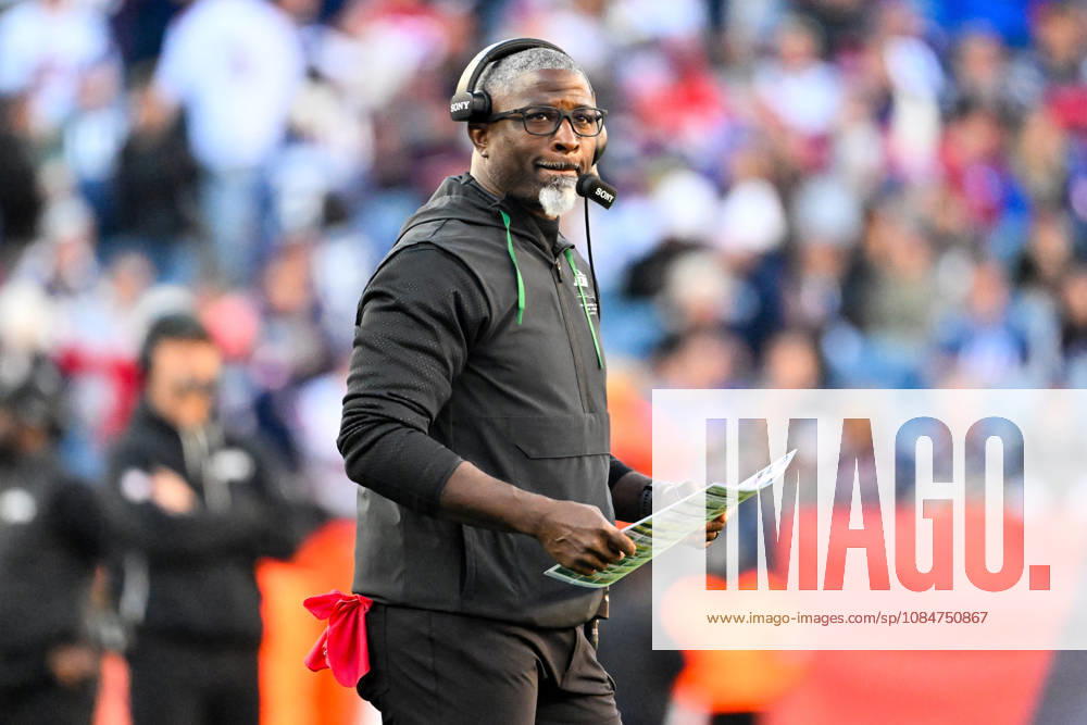 Oct 18, 2026; Foxborough, MA, USA; New York Jets head coach Aaron Glenn looks on during the second half against the New England Patriots at Gillette Stadium. Mandatory Credit: -Cal Media NFL, American Football Herren, USA 2026: Jets Vs Patriots OCT 18 - ZUMAc04_ 20261018_zma_c04_034