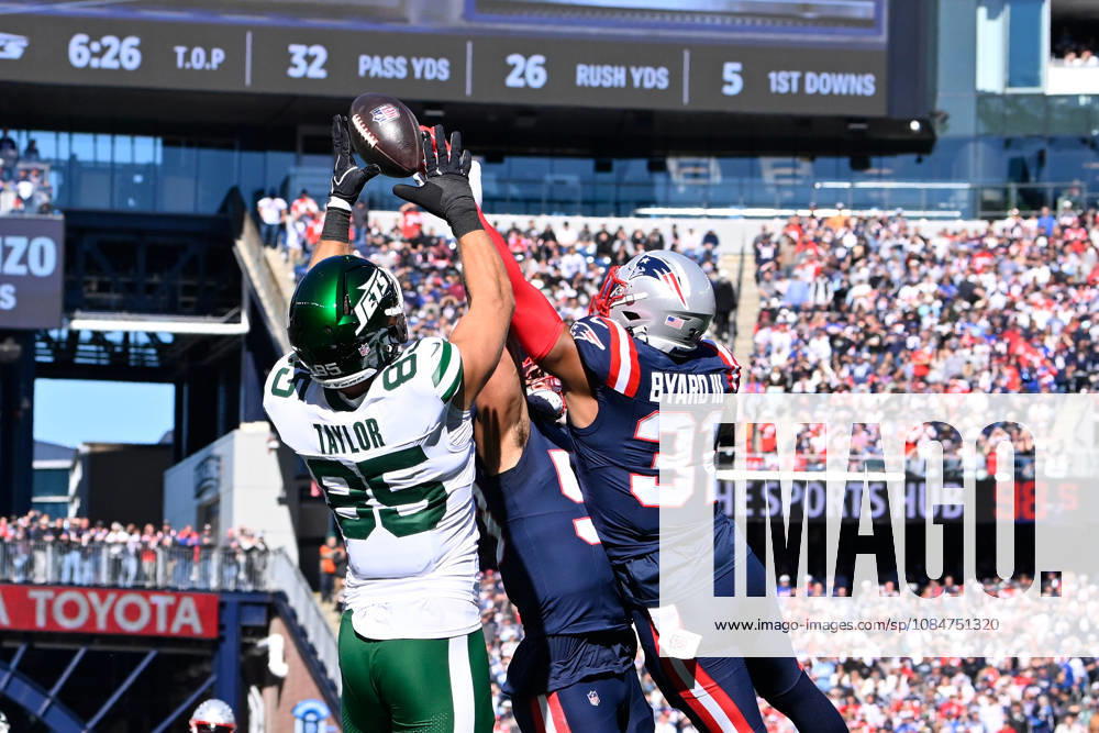 Oct 18, 2026; Foxborough, MA, USA; New England Patriots linebacker Christian Elliss (53) and safety Kevin Byard III (31) breakup a pass to New York Jets tight end Mason Taylor (85) during the first half at Gillette Stadium. Mandatory Credit: -Cal Media NFL, American Football Herren, USA 2026: Jets Vs Patriots OCT 18 - ZUMAc04_ 20261018_zma_c04_049