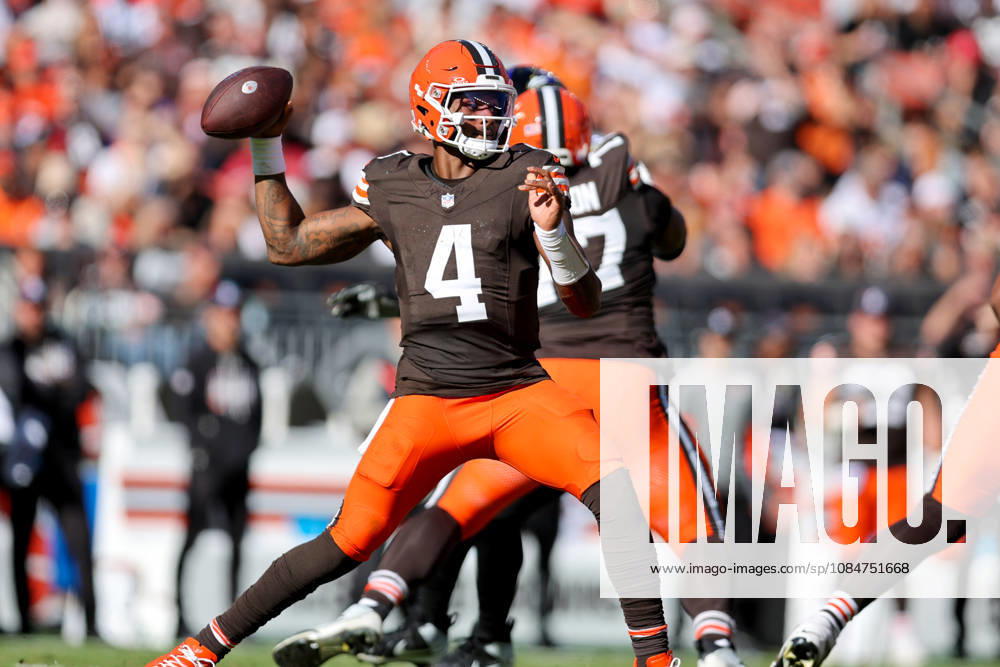 CLEVELAND, OH - OCTOBER 18: Cleveland Browns quarterback Deshaun Watson (4) throws a pass during the fourth quarter of the National Football League game between the Baltimore Ravens and Cleveland Browns on October 18, 2026, at Huntington Bank Field in Cleveland, OH. (Photo by Frank Jansky Icon Sportswire) NFL, American Football Herren, USA OCT 18 Ravens at Browns Icon261018035