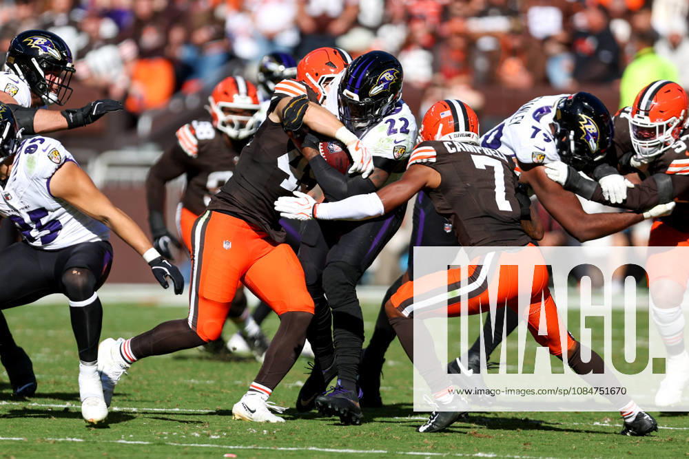 CLEVELAND, OH - OCTOBER 18: A hit by Cleveland Browns linebacker Carson Schwesinger (49) forces Baltimore Ravens running back Derrick Henry (22) to fumble during the fourth quarter of the National Football League game between the Baltimore Ravens and Cleveland Browns on October 18, 2026, at Huntington Bank Field in Cleveland, OH. (Photo by Frank Jansky Icon Sportswire) NFL, American Football Herren, USA OCT 18 Ravens at Browns Icon261018036