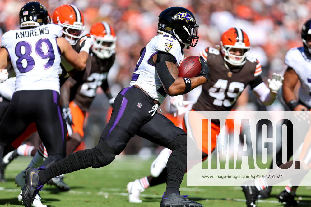 CLEVELAND, OH - OCTOBER 18: Baltimore Ravens running back Derrick Henry (22) carries the football during the first quarter of the National Football League game between the Baltimore Ravens and Cleveland Browns on October 18, 2026, at Huntington Bank Field in Cleveland, OH. (Photo by Frank Jansky Icon Sportswire) NFL, American Football Herren, USA OCT 18 Ravens at Browns Icon261018038