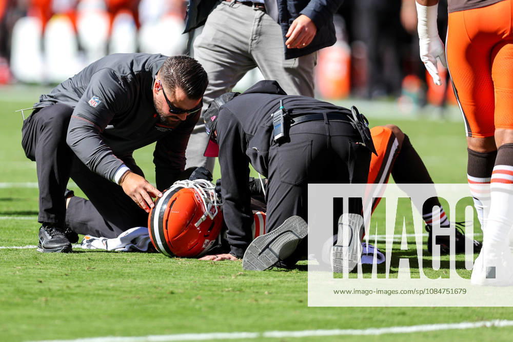 CLEVELAND, OH - OCTOBER 18: Cleveland Browns safety Grant Delpit (9) is examined by the Browns medical staff after a play during the first quarter of the National Football League game between the Baltimore Ravens and Cleveland Browns on October 18, 2026, at Huntington Bank Field in Cleveland, OH. (Photo by Frank Jansky Icon Sportswire) NFL, American Football Herren, USA OCT 18 Ravens at Browns Icon261018040