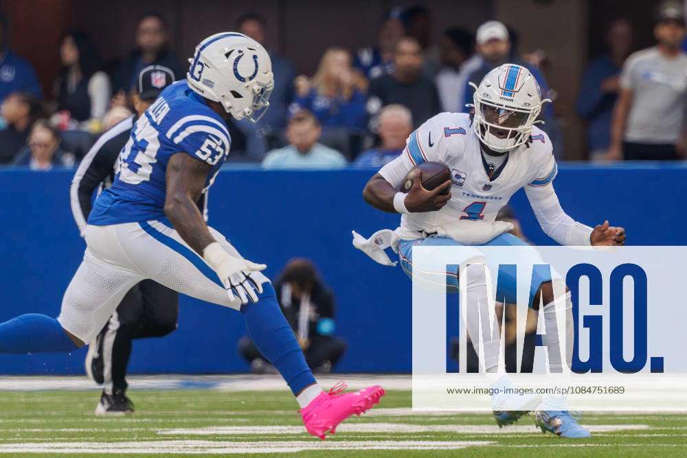 Indianapolis, Indiana, U.S: Tennessee Titans quarterback Cam Ward (1) is chased by Indianapolis Colts linebacker CJ Allen (53) on a run during the game between the Tennessee Titans and the Indianapolis Colts at Lucas Oil Stadium, Indianapolis, Indiana. NFL, American Football Herren, USA 2026 Titans 26-20 Colts - ZUMAs304 20261018_zaf_s304_007