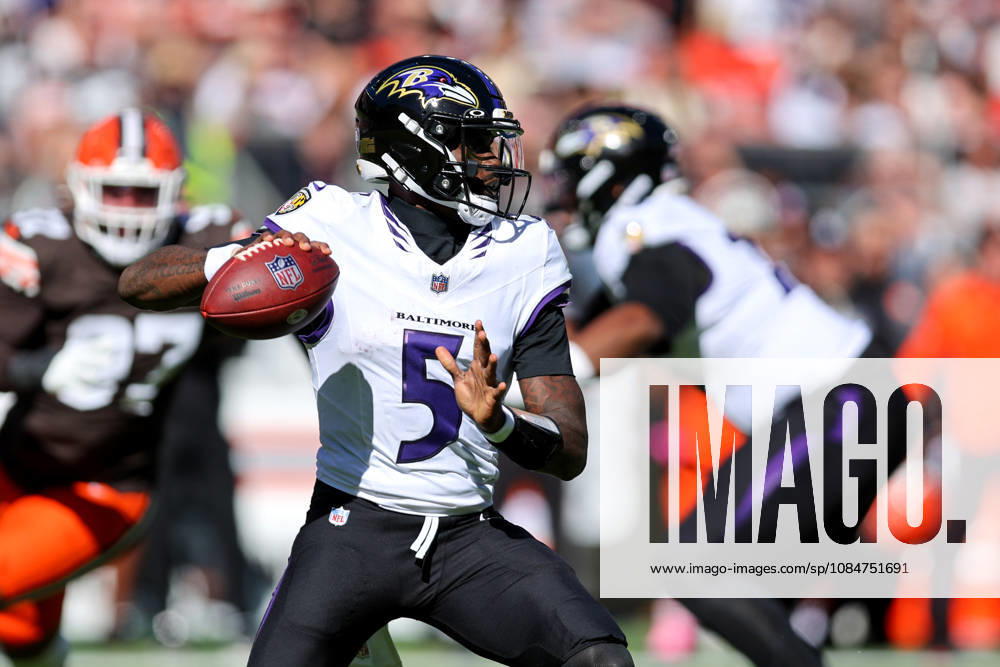 CLEVELAND, OH - OCTOBER 18: Baltimore Ravens quarterback Tyler Huntley (5) throws aa pass during the first quarter of the National Football League game between the Baltimore Ravens and Cleveland Browns on October 18, 2026, at Huntington Bank Field in Cleveland, OH. (Photo by Frank Jansky Icon Sportswire) NFL, American Football Herren, USA OCT 18 Ravens at Browns Icon261018044