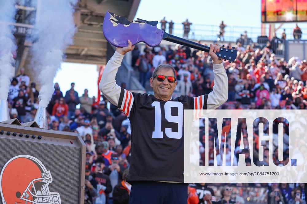 CLEVELAND, OH - OCTOBER 18: Cleveland Browns Legend quarterback Bernie Kosar smashes a Baltimore Ravens-themed guitar to hype up the crowd prior to the National Football League game between the Baltimore Ravens and Cleveland Browns on October 18, 2026, at Huntington Bank Field in Cleveland, OH. (Photo by Frank Jansky Icon Sportswire) NFL, American Football Herren, USA OCT 18 Ravens at Browns Icon261018047
