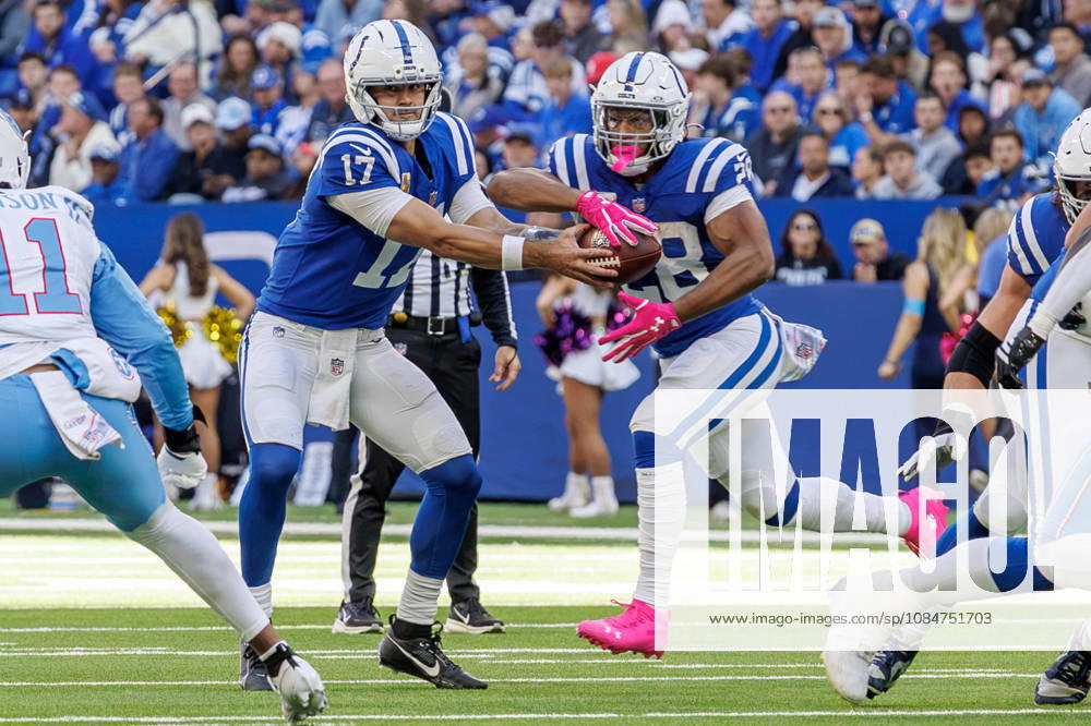 Indianapolis, Indiana, U.S: Indianapolis Colts quarterback Daniel Jones (17) hand off to Indianapolis Colts running back Jonathan Taylor (28) during the game between the Tennessee Titans and the Indianapolis Colts at Lucas Oil Stadium, Indianapolis, Indiana. NFL, American Football Herren, USA 2026 Titans 26-20 Colts - ZUMAs304 20261018_zaf_s304_013