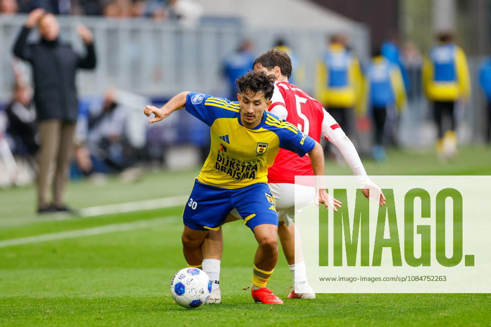 Jason Ceka of SC Cambuur, Mateo Chavez of AZ during the Eredivisie 2026 27 match between SC Cambuur and AZ Alkmaar at Kooi Stadium on October 18, 2026 in Leeuwarden, Netherlands.