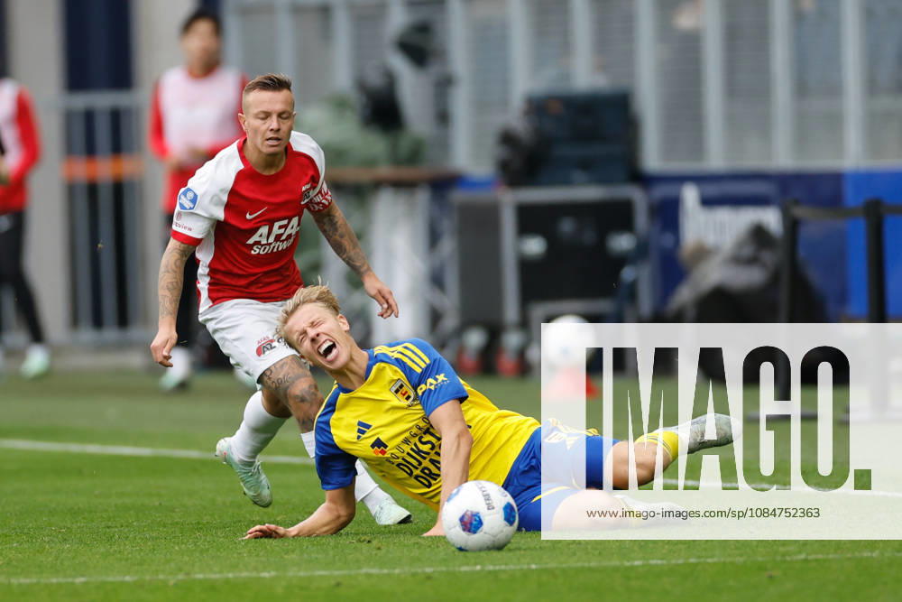 Jordi Clasie of AZ, Billy van Duijl of SC Cambuur during the Eredivisie 2026 27 match between SC Cambuur and AZ Alkmaar at Kooi Stadium on October 18, 2026 in Leeuwarden, Netherlands.