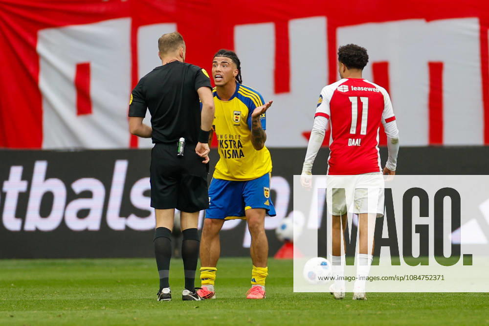 referee Stan Teuben, David Bouah of SC Cambuur during the Eredivisie 2026 27 match between SC Cambuur and AZ Alkmaar at Kooi Stadium on October 18, 2026 in Leeuwarden, Netherlands.