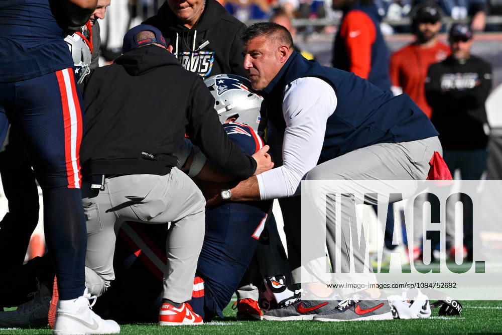 Oct 18, 2026; Foxborough, MA, USA; New England Patriots head coach Mike Vrabel helps center Ben Brown (77) to his feet during the second half against the New York Jets at Gillette Stadium. Mandatory Credit: -Cal Media Foxborough USA - ZUMAc04_ 20261018_zma_c04_041