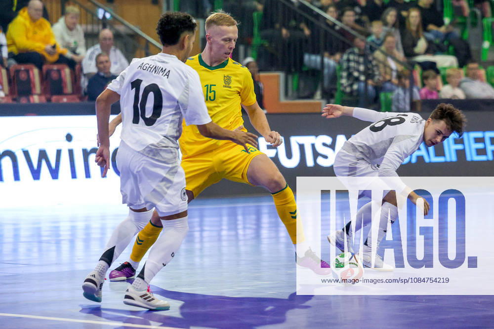 Futsal, WM-Qualifikation, Deutschland - Litauen, Westenergie Sporthalle Mülheim an der Ruhr, Saison 2026 2027: Deividas Reimaris (Litauen 15) im Zweikampf gegen Fouad Aghnima (Deutschland 10)d DFB regulations prohibit any use of photographs as image sequences and or quasi-video. Nordrhein-Westfalen Deutschland
