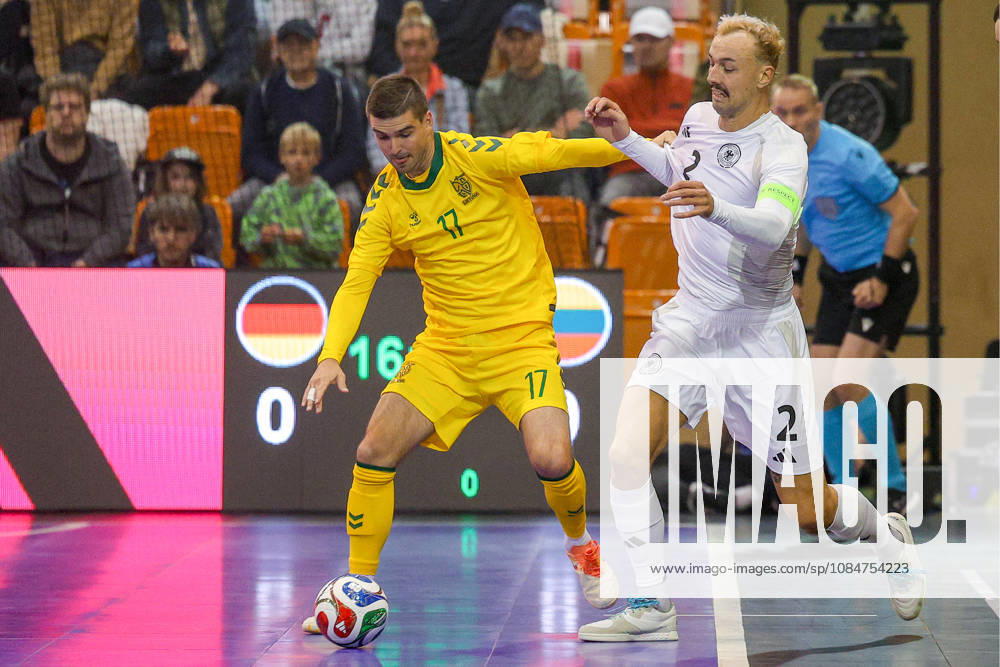 Futsal, WM-Qualifikation, Deutschland - Litauen, Westenergie Sporthalle Mülheim an der Ruhr, Saison 2026 2027: Christopher Wittig (Deutschland 02) im Zweikampf gegen Paulius Osauskas (Litauen 17) DFB regulations prohibit any use of photographs as image sequences and or quasi-video. Nordrhein-Westfalen Deutschland