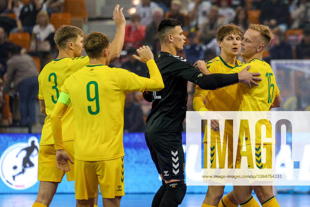 Futsal, WM-Qualifikation, Deutschland - Litauen, Westenergie Sporthalle Mülheim an der Ruhr, Saison 2026 2027: Torjubel nach dem Tor zum 1:1 durch Torschütze Paulius Osauskas (Litauen 17) zusammen mit Benas Spietinis (Litauen 07) und Justinas Zagurskas (Litauen 09) DFB regulations prohibit any use of photographs as image sequences and or quasi-video. Nordrhein-Westfalen Deutschland