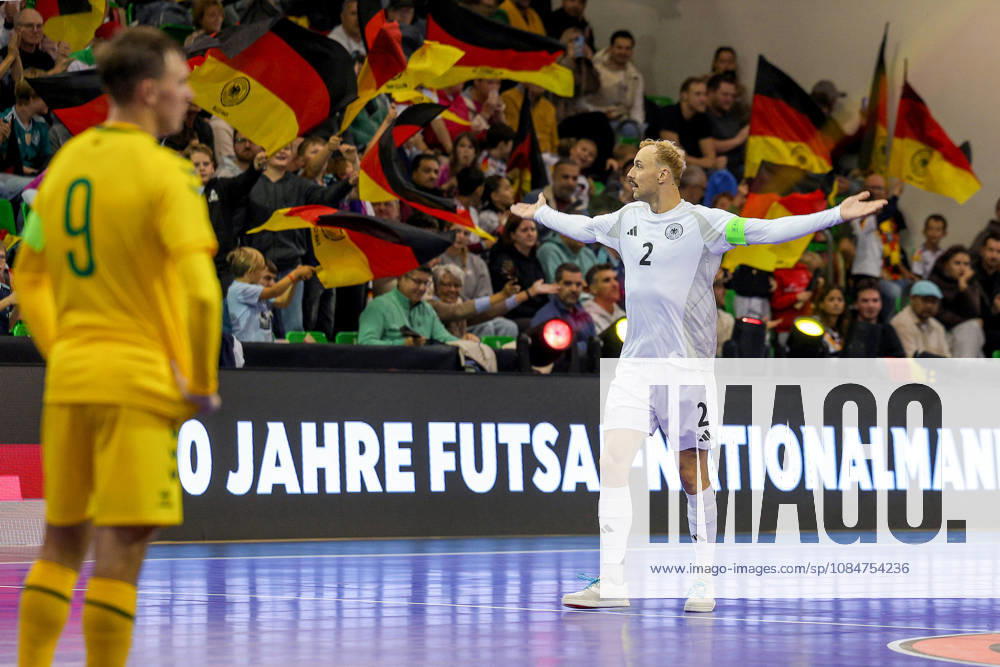 Futsal, WM-Qualifikation, Deutschland - Litauen, Westenergie Sporthalle Mülheim an der Ruhr, Saison 2026 2027: Torjubel mit ausgebreiteten Armen nach dem Tor zum 2:2 durch Torschütze Christopher Wittig (Deutschland 02) zusammen mit den Fans in der Halle DFB regulations prohibit any use of photographs as image sequences and or quasi-video. Nordrhein-Westfalen Deutschland
