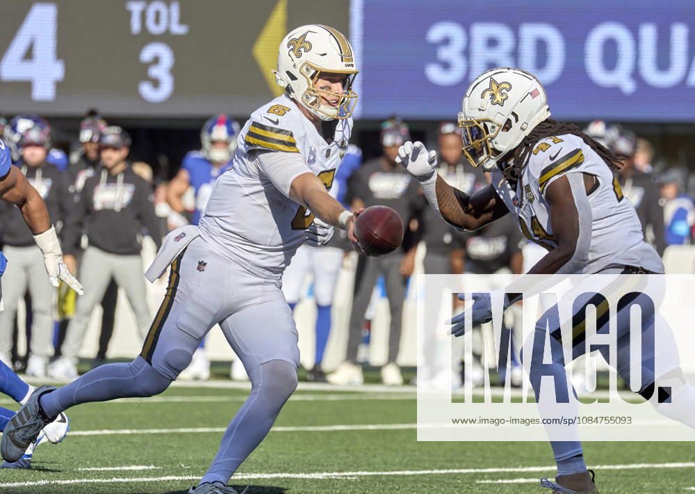 New Orleans Saints quarterback Tyler Shough (6) hands off to running back Alvin Kamara (41) against the New York Giants during a NFL, American Football Herren, USA game at MetLife Stadium in East Rutherford, New Jersey. CSM East Rutherford United States - ZUMAc04_ 20261018_zma_c04_146