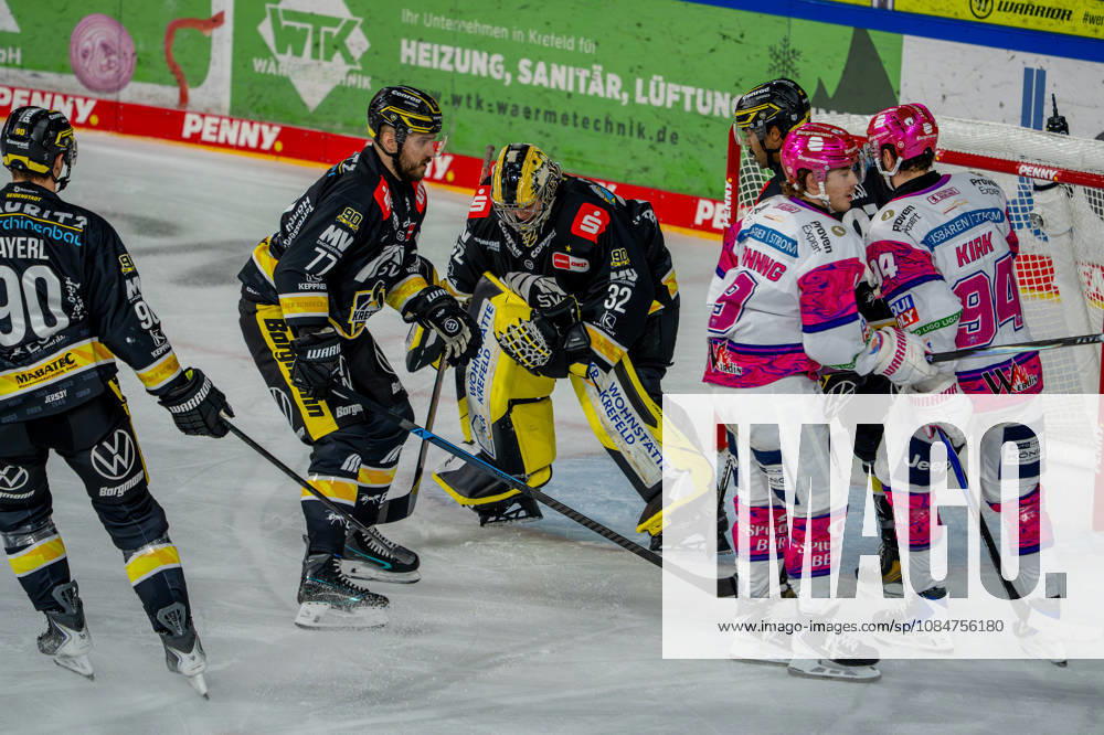 Eishockey, DEL, Krefeld Pinguine - Eisbären Berlin, Saison 2026 27, YAYLA-Arena Krefeld: Goalie Juha Jatkola (Krefeld Pinguine 32) verteidigt gegen Ty Ronning (Eisbären Berlin 09) Liam Kirk (Eisbären Berlin 94) Nordrhein-Westfahlen Deutschland