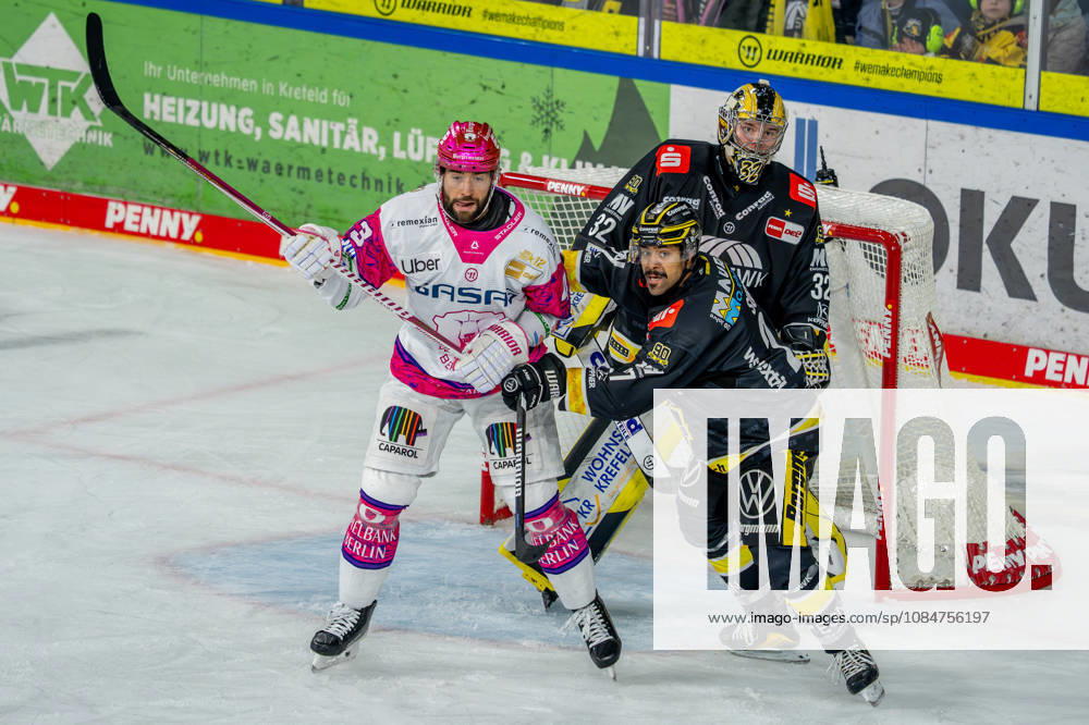 Eishockey, DEL, Krefeld Pinguine - Eisbären Berlin, Saison 2026 27, YAYLA-Arena Krefeld: Andreas Eder (Eisbären Berlin 43) im Zweikampf gegen C.J. Suess (Krefeld Pinguine 27) vor dem Tor von Goalie Juha Jatkola (Krefeld Pinguine 32) Nordrhein-Westfahlen Deutschland