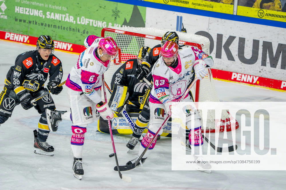 Eishockey, DEL, Krefeld Pinguine - Eisbären Berlin, Saison 2026 27, YAYLA-Arena Krefeld: Andreas Eder (Eisbären Berlin 43) und Kai Wissmann (Eisbären Berlin 06) vor dem Tor von Goalie Juha Jatkola (Krefeld Pinguine 32) neben Tim Schütz (Krefeld Pinguine 38) Nordrhein-Westfahlen Deutschland