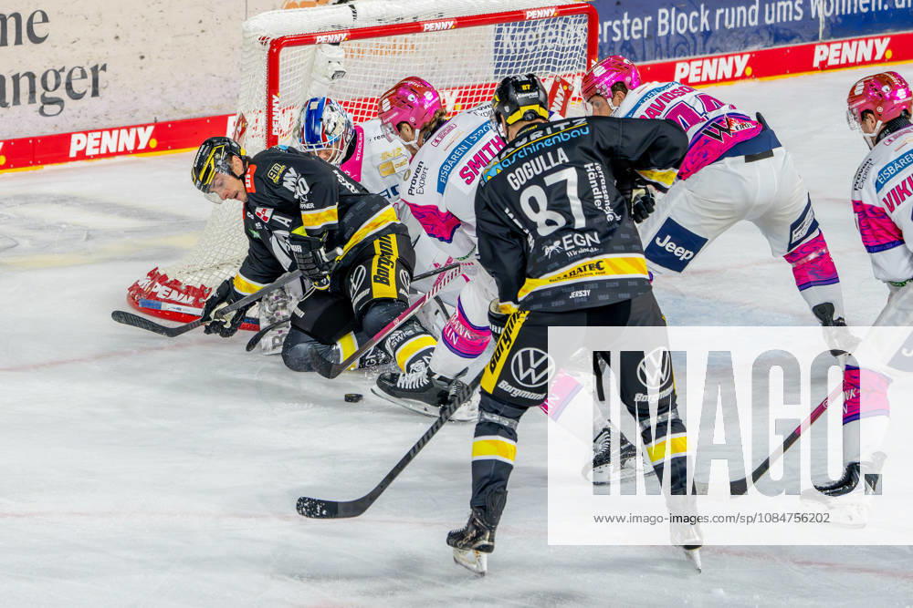 Eishockey, DEL, Krefeld Pinguine - Eisbären Berlin, Saison 2026 27, YAYLA-Arena Krefeld: Adam Smith (Eisbären Berlin 04) Brandon Davidson (Eisbären Berlin 44) Markus Vikingstad (Eisbären Berlin 37) verteidigen mit Goalie Jonas Neffin (Eisbären Berlin 75) das Tor gegen Philip Gogulla (Krefeld Pinguine 87) Adam Payerl (Krefeld Pinguine 90) Nordrhein-Westfahlen Deutschland