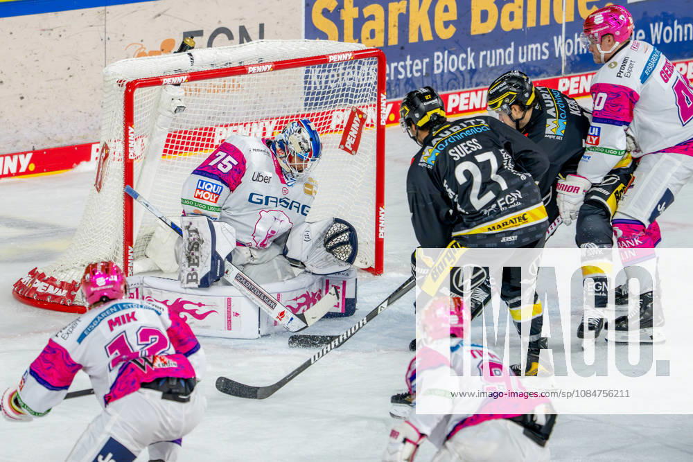 Eishockey, DEL, Krefeld Pinguine - Eisbären Berlin, Saison 2026 27, YAYLA-Arena Krefeld: C.J. Suess (Krefeld Pinguine 27) neben Erik Buschmann (Krefeld Pinguine 15) im Zweikampf gegen Goalie Jonas Neffin (Eisbären Berlin 75) Nordrhein-Westfahlen Deutschland