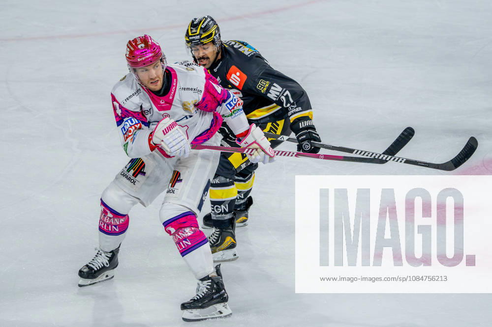 Eishockey, DEL, Krefeld Pinguine - Eisbären Berlin, Saison 2026 27, YAYLA-Arena Krefeld: Adam Smith (Eisbären Berlin 04) im Zweikampf gegen C.J. Suess (Krefeld Pinguine 27) Nordrhein-Westfahlen Deutschland