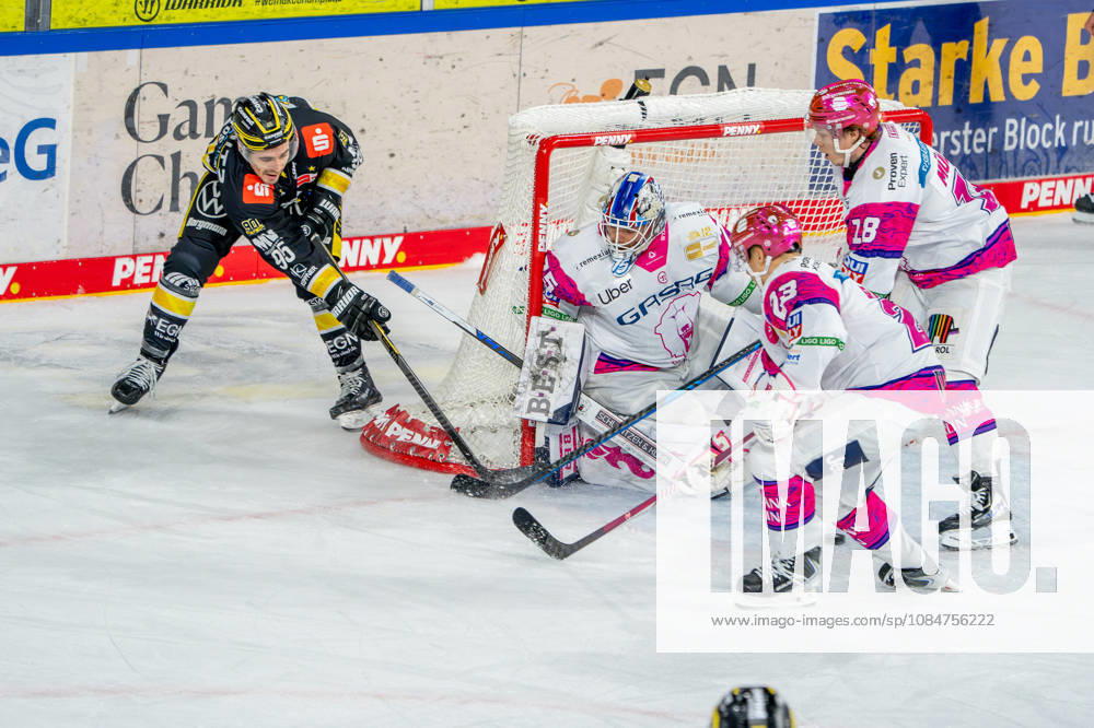 Eishockey, DEL, Krefeld Pinguine - Eisbären Berlin, Saison 2026 27, YAYLA-Arena Krefeld: Mathew Santos (Krefeld Pinguine 95) im Zweikampf gegen Goalie Jonas Neffin (Eisbären Berlin 75) Rihards Griva (Eisbären Berlin 23) Jonas Müller (Eisbären Berlin 18) Nordrhein-Westfahlen Deutschland