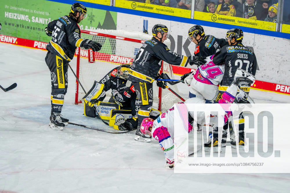 Eishockey, DEL, Krefeld Pinguine - Eisbären Berlin, Saison 2026 27, YAYLA-Arena Krefeld: Ty Ronning (Eisbären Berlin 09) Liam Kirk (Eisbären Berlin 94) im Tummult vor dem Tor von Goalie Juha Jatkola (Krefeld Pinguine 32) Nordrhein-Westfahlen Deutschland