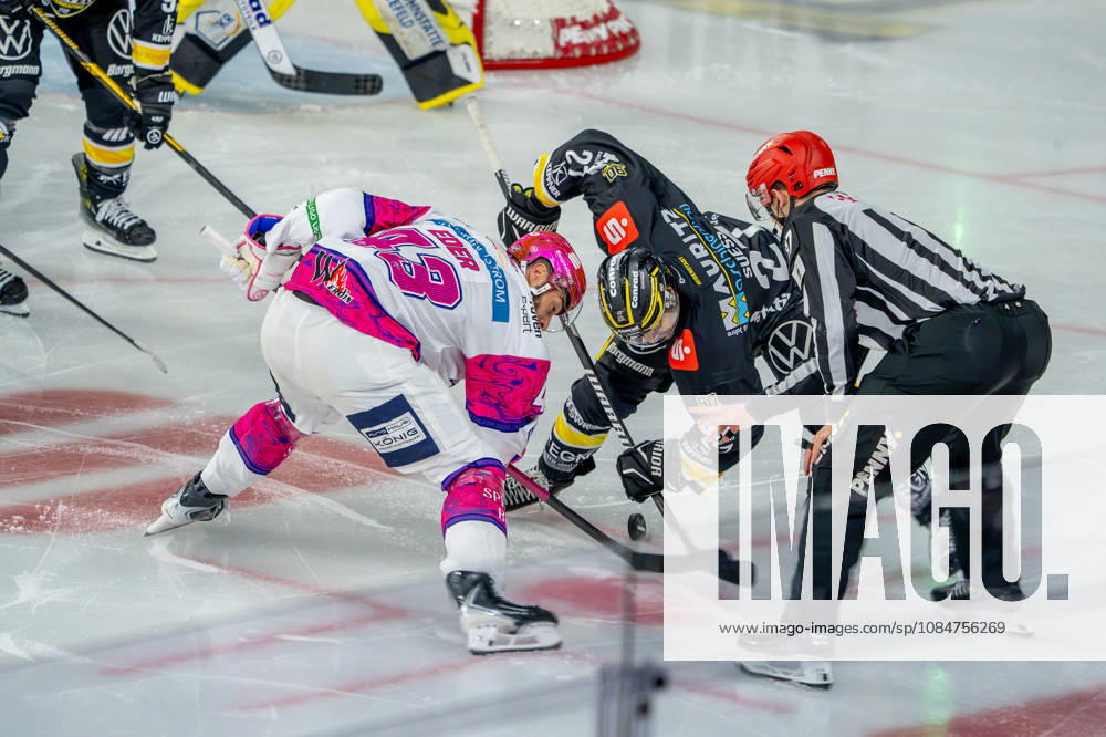 Eishockey, DEL, Krefeld Pinguine - Eisbären Berlin, Saison 2026 27, YAYLA-Arena Krefeld: Andreas Eder (Eisbären Berlin 43) im Zweikampf gegen C.J. Suess (Krefeld Pinguine 27) beim Bully Nordrhein-Westfahlen Deutschland