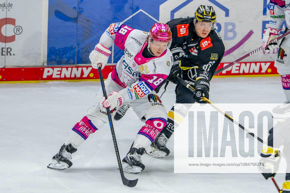 Eishockey, DEL, Krefeld Pinguine - Eisbären Berlin, Saison 2026 27, YAYLA-Arena Krefeld: Jonas Müller (Eisbären Berlin 18) im Zweikampf gegen Philip Gogulla (Krefeld Pinguine 87) Nordrhein-Westfahlen Deutschland