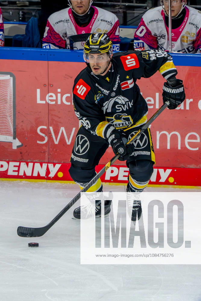 Eishockey, DEL, Krefeld Pinguine - Eisbären Berlin, Saison 2026 27, YAYLA-Arena Krefeld: Mathew Santos (Krefeld Pinguine 95) Nordrhein-Westfahlen Deutschland