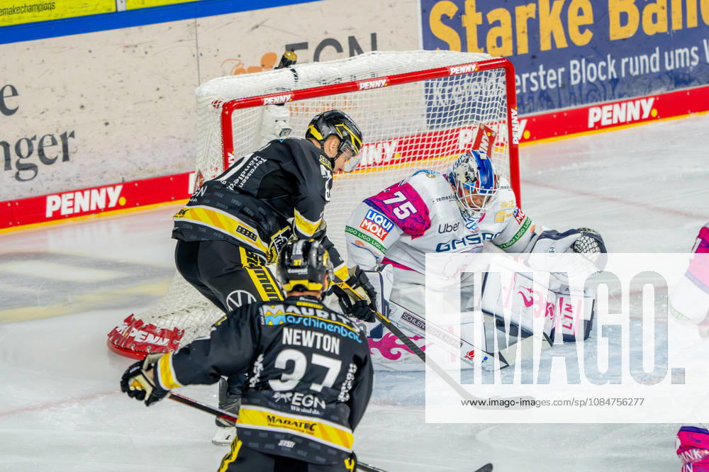 Eishockey, DEL, Krefeld Pinguine - Eisbären Berlin, Saison 2026 27, YAYLA-Arena Krefeld: Goalie Jonas Neffin (Eisbären Berlin 75) verteidigt gegen Philip Gogulla (Krefeld Pinguine 87) Nordrhein-Westfahlen Deutschland