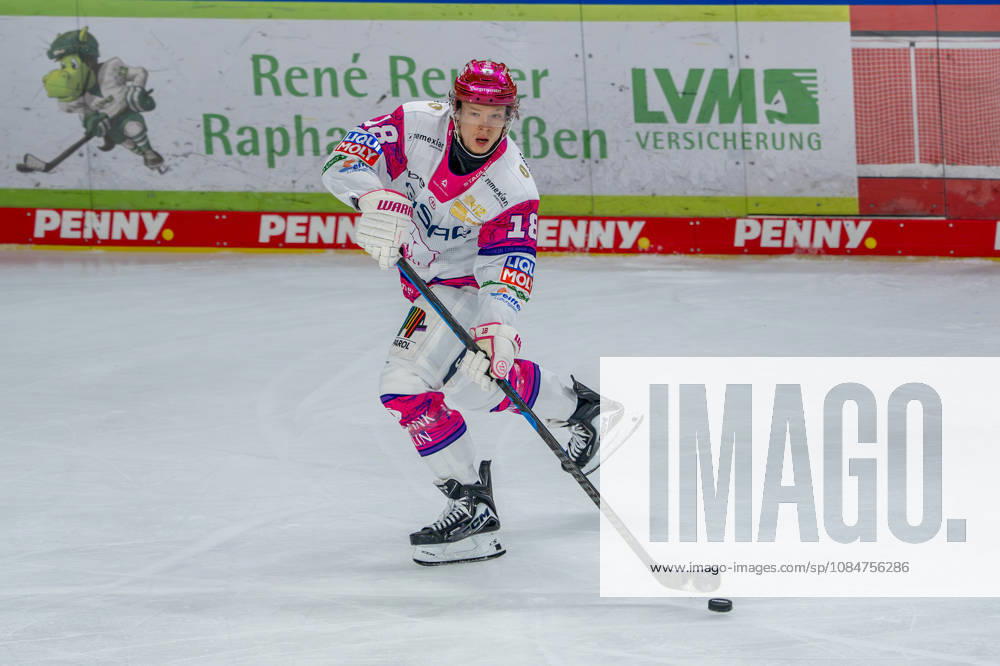 Eishockey, DEL, Krefeld Pinguine - Eisbären Berlin, Saison 2026 27, YAYLA-Arena Krefeld: Jonas Müller (Eisbären Berlin 18) Nordrhein-Westfahlen Deutschland