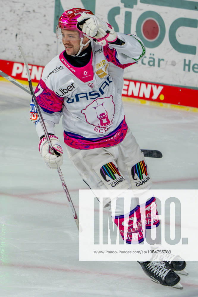 Eishockey, DEL, Krefeld Pinguine - Eisbären Berlin, Saison 2026 27, YAYLA-Arena Krefeld: Torjubel nach dem Tor durch Torschütze Markus Vikingstad (Eisbären Berlin 37) Nordrhein-Westfahlen Deutschland