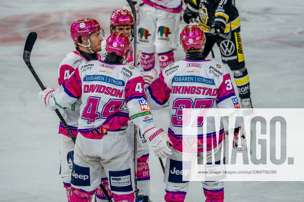 Eishockey, DEL, Krefeld Pinguine - Eisbären Berlin, Saison 2026 27, YAYLA-Arena Krefeld: Torjubel nach dem Tor durch Torschütze Markus Vikingstad (Eisbären Berlin 37) Nordrhein-Westfahlen Deutschland