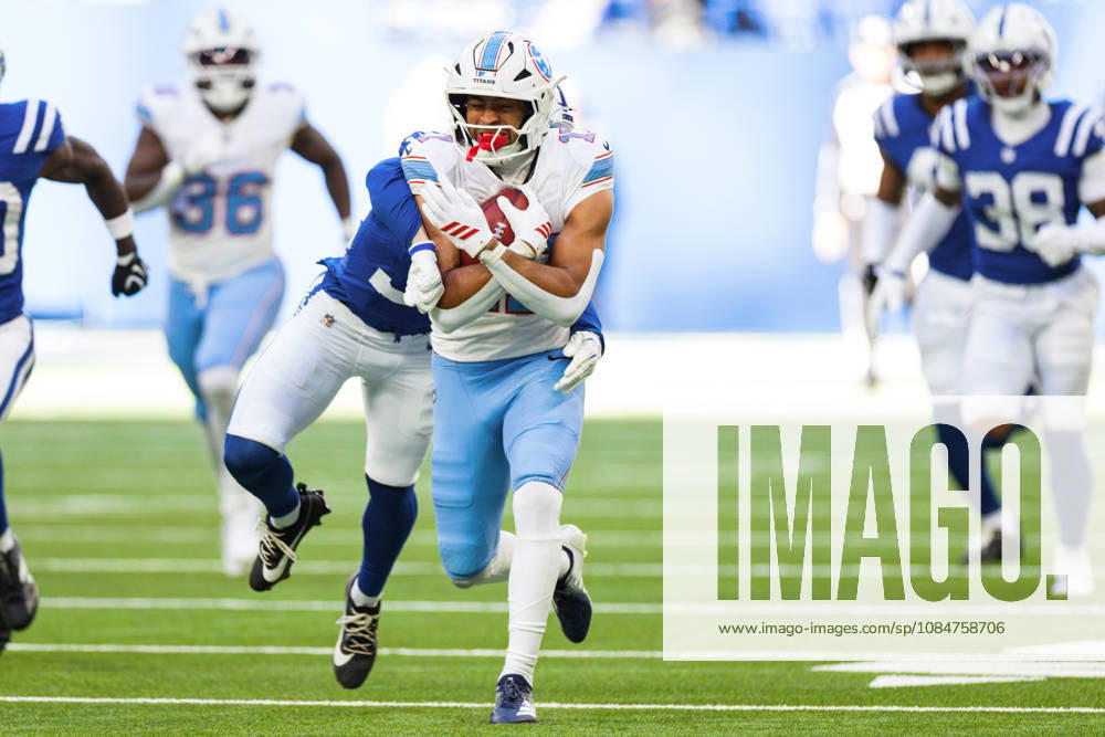 Oct 18, 2026; Indianapolis, IN, USA; Tennessee Titans wide receiver Chimere Dike (17) returns kickoff for yardage during NFL, American Football Herren, USA game action against the Indianapolis Colts at Lucas Oil Stadium. Mandatory Credit: -Cal Media Indianapolis USA - ZUMAc04_ 20261018_zma_c04_012