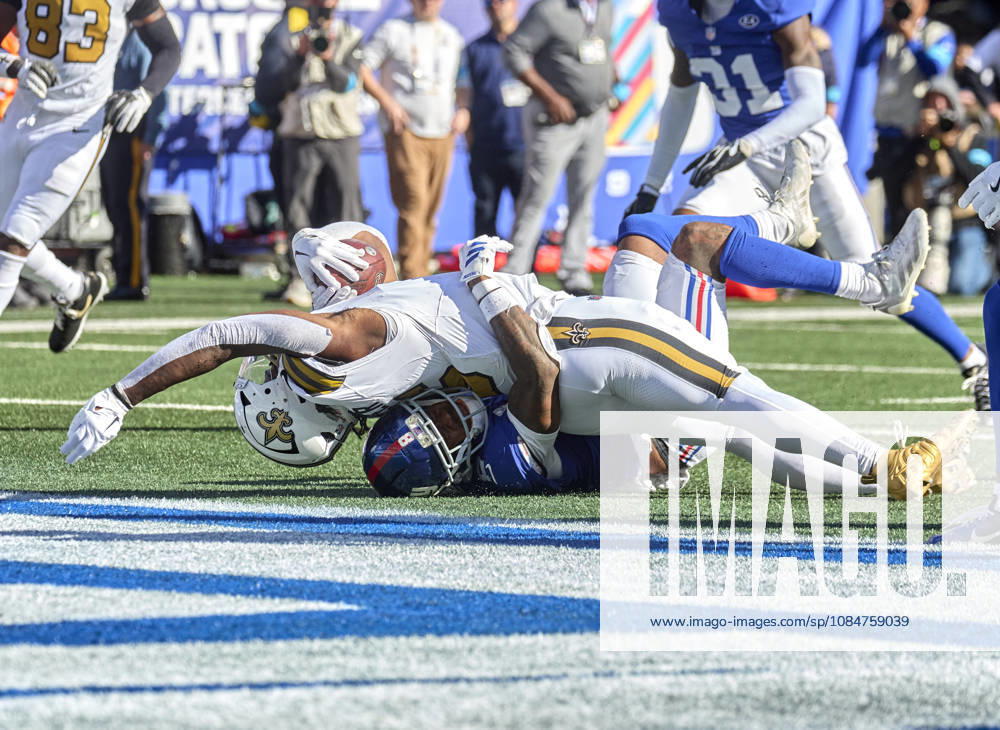 New York Giants safety JEVON HOLLAND (8) tackles New Orleans Saints running back KENDRE MILLER (5) at the goal line during a NFL, American Football Herren, USA game at MetLife Stadium in East Rutherford. NFL 2026: Saints 34:27 Giants - ZUMAc04_ 20261018_zma_c04_144