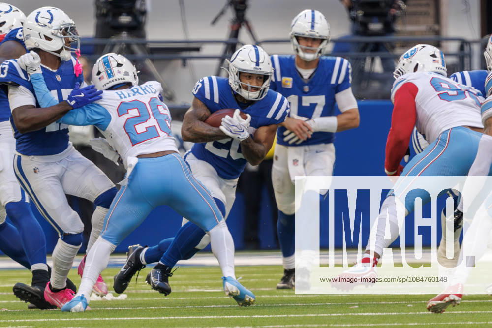 Indianapolis, Indiana, U.S: Indianapolis Colts running back Seth McGowan (20) carries the ball during the game between the Tennessee Titans and the Indianapolis Colts at Lucas Oil Stadium, Indianapolis, Indiana. NFL, American Football Herren, USA 2026 Titans 26-20 Colts - ZUMAs304 20261018_zaf_s304_052