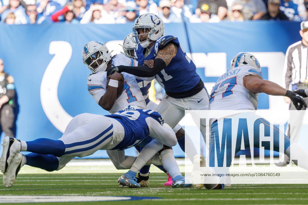 Indianapolis, Indiana, U.S: Tennessee Titans quarterback Cam Ward (1) is tackled by Indianapolis Colts defensive lineman DeForest Buckner (99) and Indianapolis Colts defensive lineman Laiatu Latu (97) on a run during the game between the Tennessee Titans and the Indianapolis Colts at Lucas Oil Stadium, Indianapolis, Indiana. NFL, American Football Herren, USA 2026 Titans 26-20 Colts - ZUMAs304 20261018_zaf_s304_053