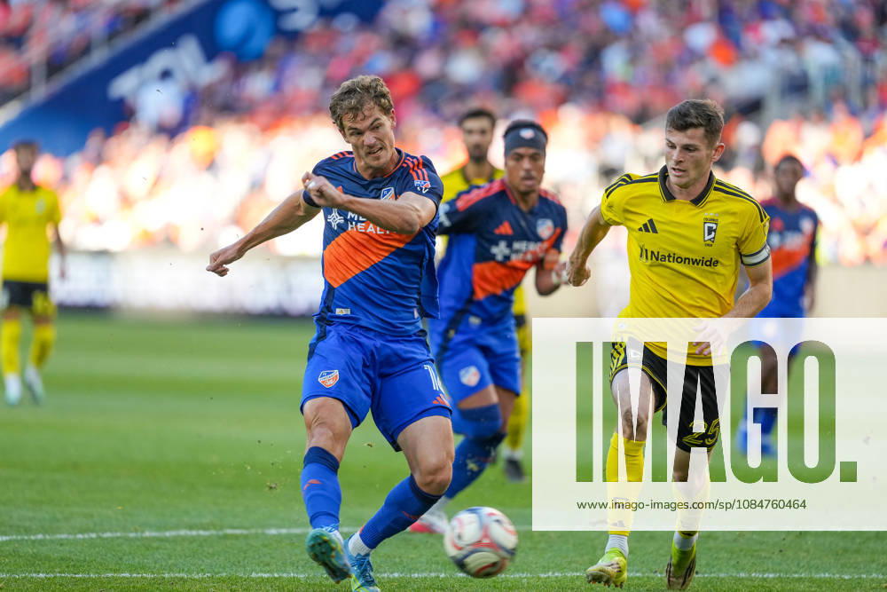FC Cincinnati forward Tom Barlow (16) takes a shot on goal defended by Columbus Crew midfielder Sean Zawadzki (25) during an MLS, Fussball Herren, USA game at TQL Stadium Cincinnati USA - ZUMAt168 20261018_zsp_t168_009