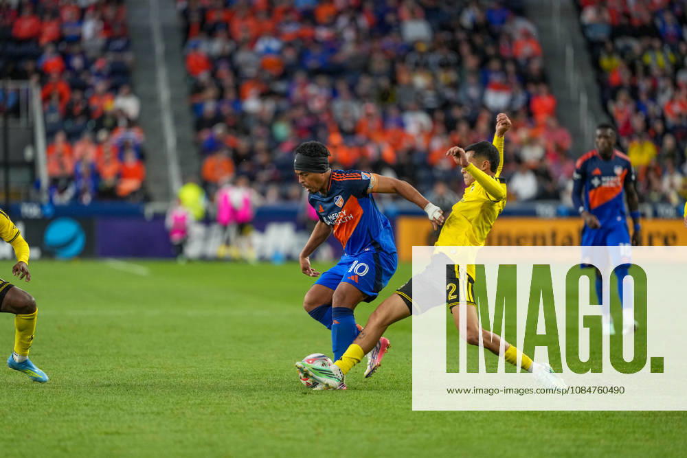 Columbus Crew defender Andro s Herrera (2) lunges to try and win the ball against FC Cincinnati midfielder Evander da Silva Ferreira (10) during an MLS, Fussball Herren, USA game at TQL Stadium Cincinnati USA - ZUMAt168 20261018_zsp_t168_017
