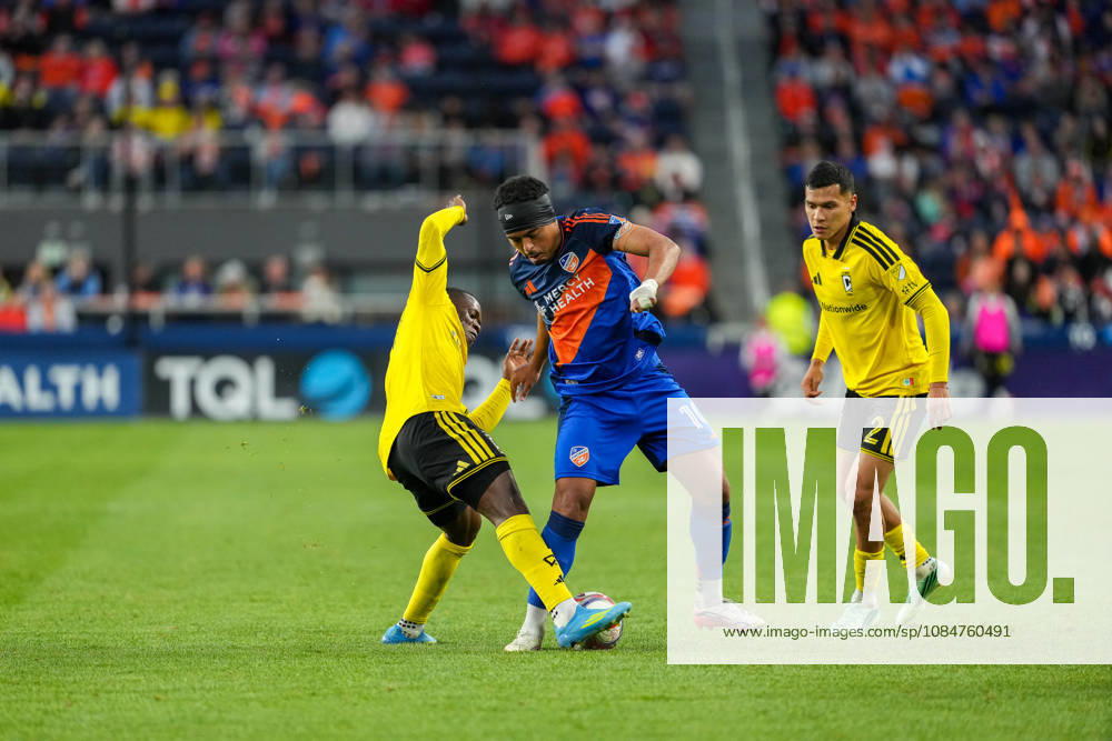 Columbus Crew midfielder Sekou Bangoura (17) reaches in to win the ball from FC Cincinnati midfielder Evander da Silva Ferreira (10) preventing an attack during an MLS, Fussball Herren, USA game at TQL Stadium Cincinnati USA - ZUMAt168 20261018_zsp_t168_018