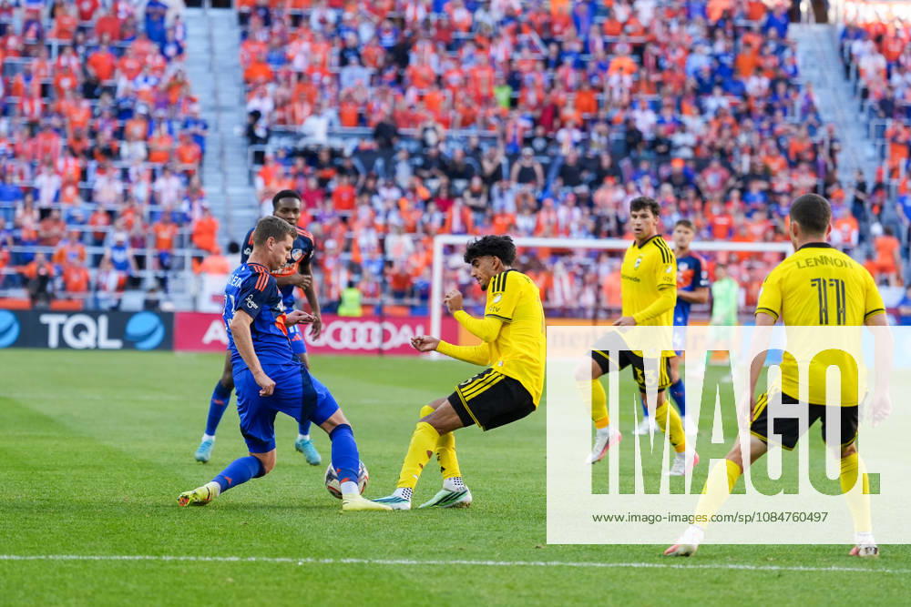 Columbus Crew midfielder Taha Habroune (16) dives in on FC Cincinnati midfielder David Doudĺra (23) attempting to win the ball but commits a foul during an MLS, Fussball Herren, USA game at TQL Stadium Cincinnati USA - ZUMAt168 20261018_zsp_t168_022