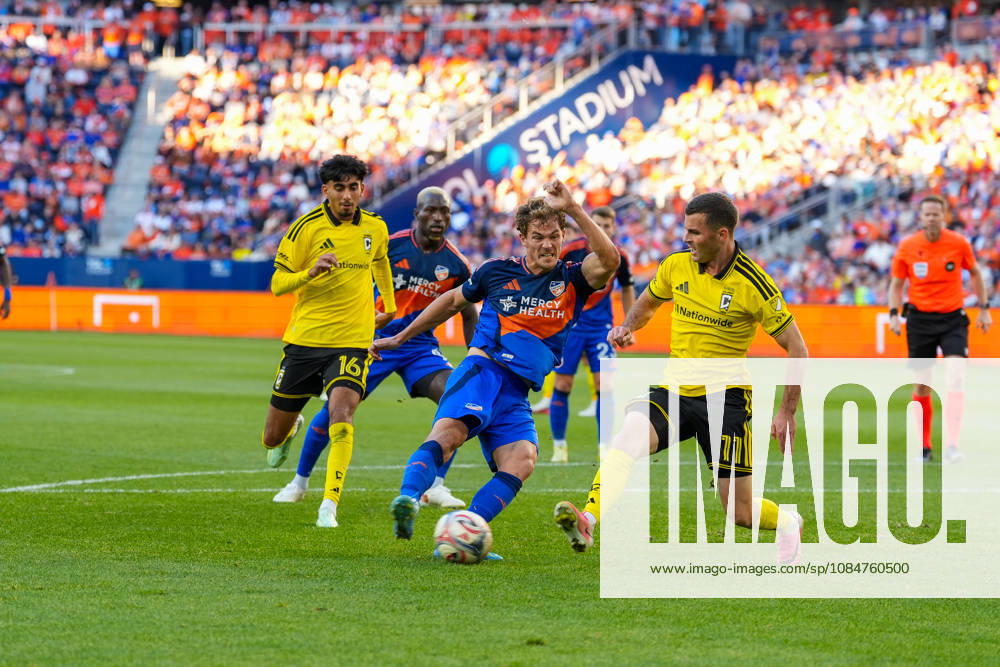 FC Cincinnati forward Tom Barlow (16) takes a shot on goal defended by Columbus Crew defender Brooks Lennon (11) during an MLS, Fussball Herren, USA game at TQL Stadium Cincinnati USA - ZUMAt168 20261018_zsp_t168_024