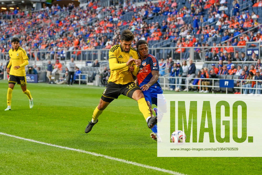 Columbus Crew midfielder Andro Gomes (20) and FC Cincinnati defender Tyrell Malacia (3) go shoulder to shoulder trying to win the ball during an MLS, Fussball Herren, USA game at TQL Stadium Cincinnati USA - ZUMAt168 20261018_zsp_t168_025