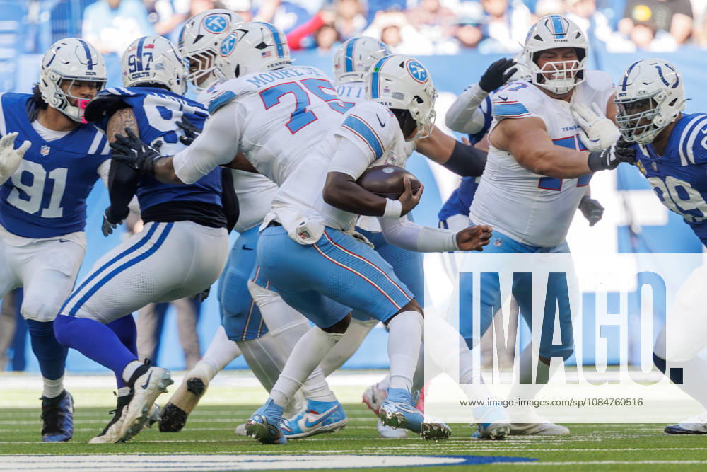 Indianapolis, Indiana, U.S: Tennessee Titans quarterback Cam Ward (1) looks for running room during the game between the Tennessee Titans and the Indianapolis Colts at Lucas Oil Stadium, Indianapolis, Indiana. Indianapolis U.S - ZUMAs304 20261018_zaf_s304_040
